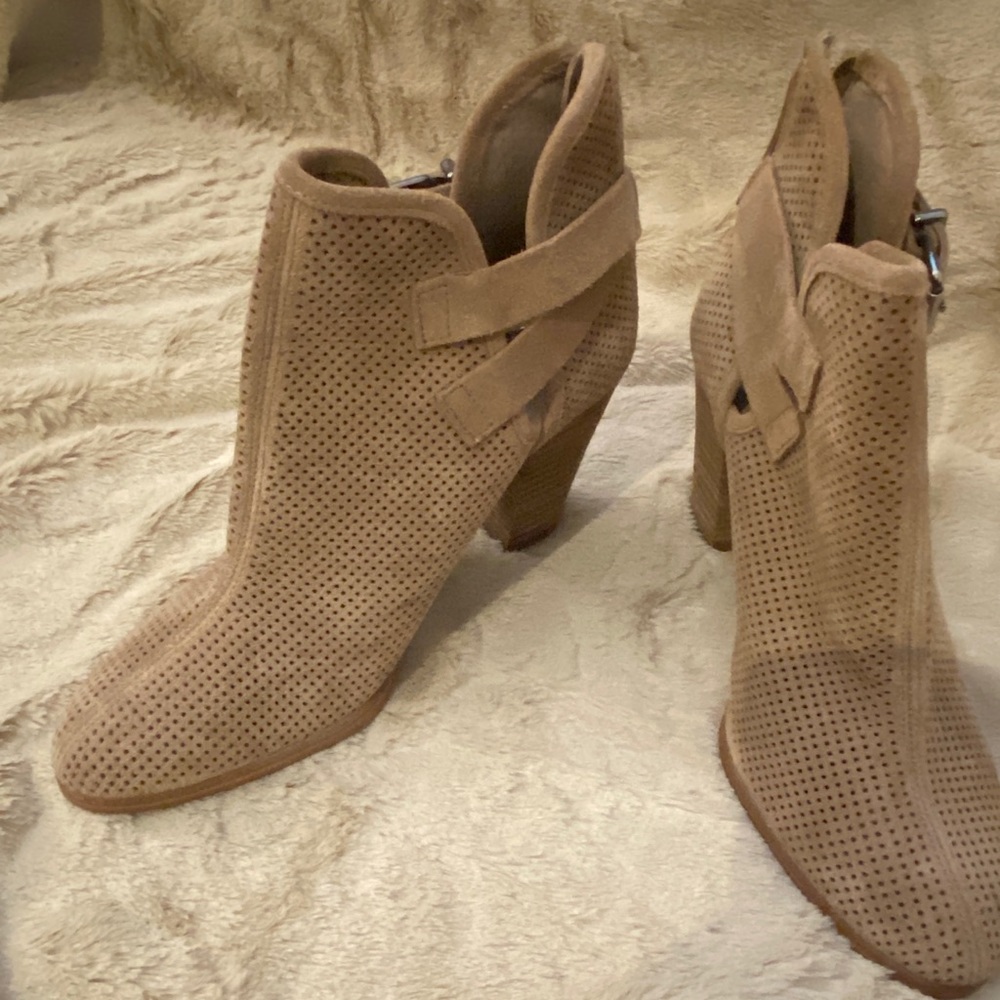 Vincent Camuto Tan Booties
